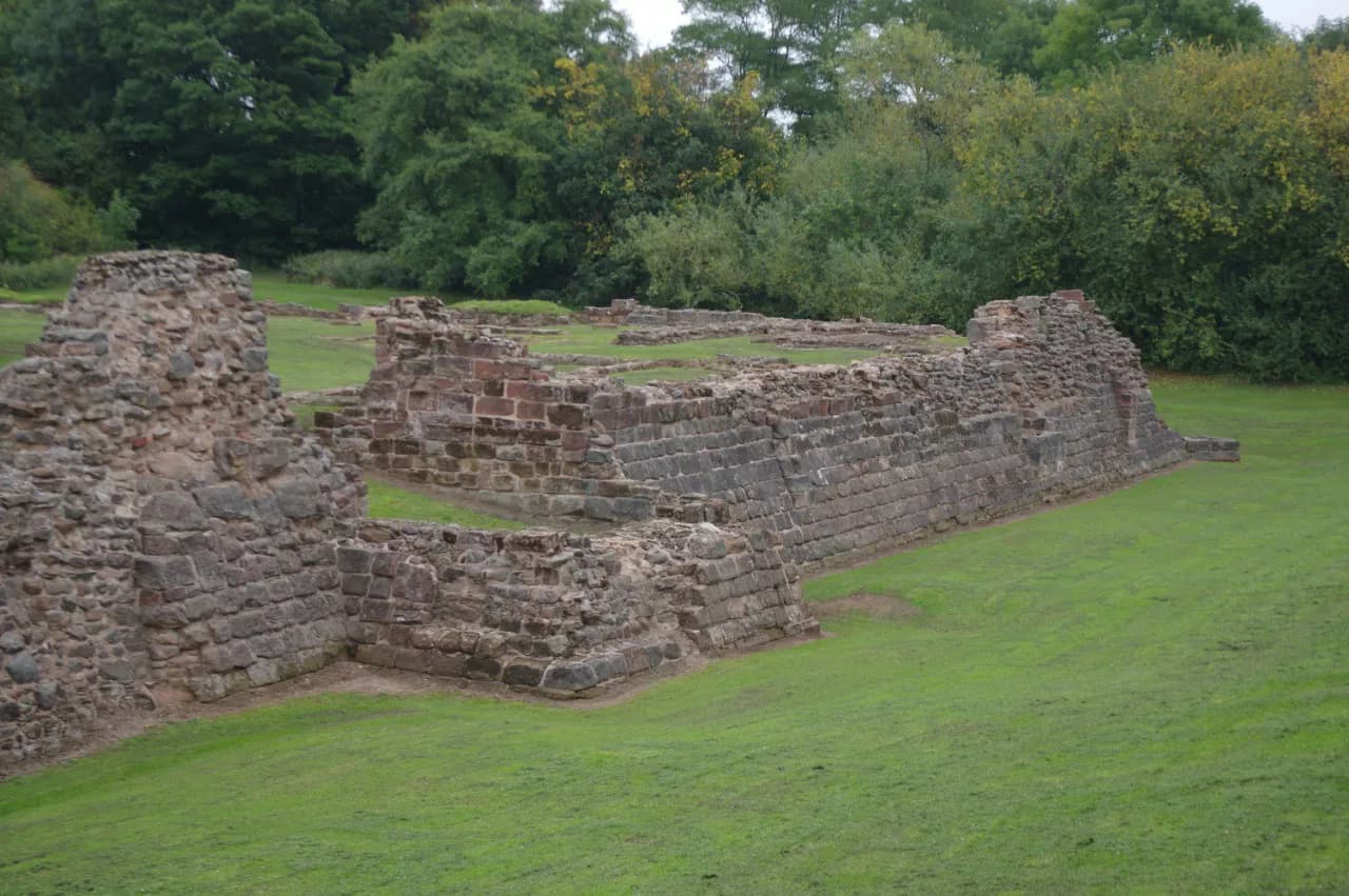 Weoley Castle: A Glimpse into Medieval Englandโs Past